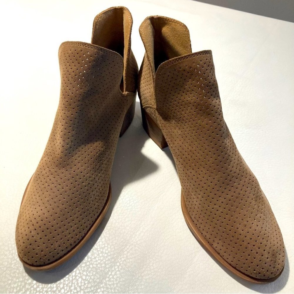 LUCKY BRAND Sz 8.5 Suede  Perforated Pull On Short Stacked Heel Booties